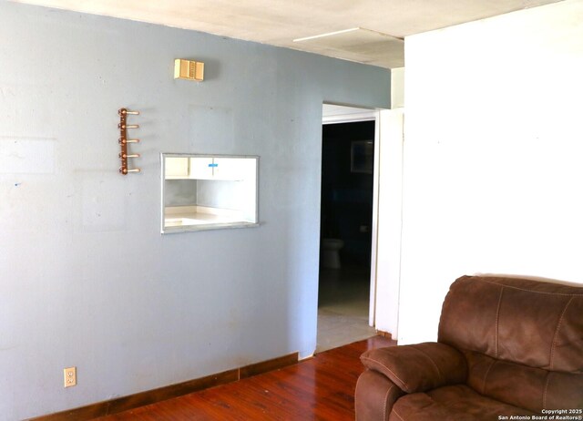 1306 Mountain Vw, Pipe Creek, TX 78063 - sitting room with wood finished floors