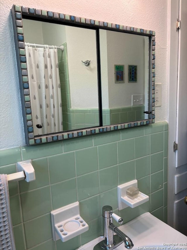 345 Westminster, San Antonio, TX 78228 - bathroom with a shower with curtain and a textured wall