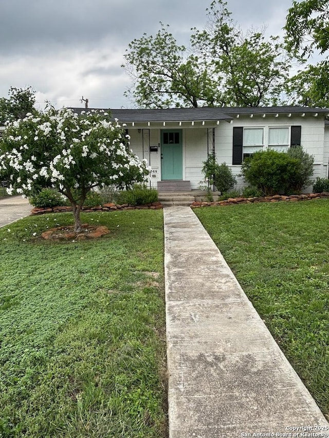 345 Westminster, San Antonio, TX 78228 - view of front facade featuring a front yard