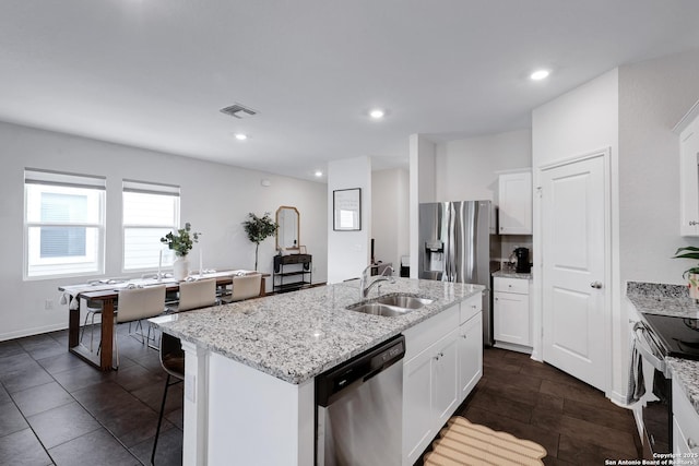 7910 Asp Pt, San Antonio, TX 78253 - kitchen featuring stainless steel appliances, a sink, an island with sink, white cabinets, and recessed lighting