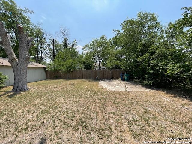 438 Vanderbilt, San Antonio, TX 78210 - view of yard