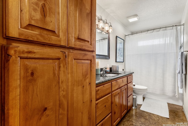 381 Schneider Rd, Seguin, TX 78155 - bathroom featuring toilet, a textured ceiling, vanity, and shower / tub combo