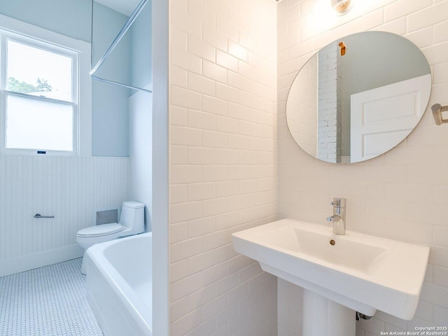 302 Cedar, San Antonio, TX 78210 - bathroom with tile walls, a tub, a sink, and toilet