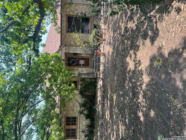 250 W Mandalay, San Antonio, TX 78212 - view of front of house with stone siding