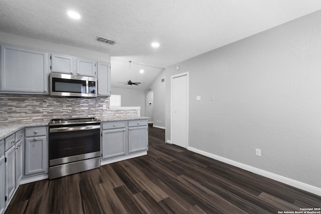 6909 Quail Lk, San Antonio, TX 78244 - kitchen featuring appliances with stainless steel finishes, tasteful backsplash, ceiling fan, baseboards, and gray cabinetry