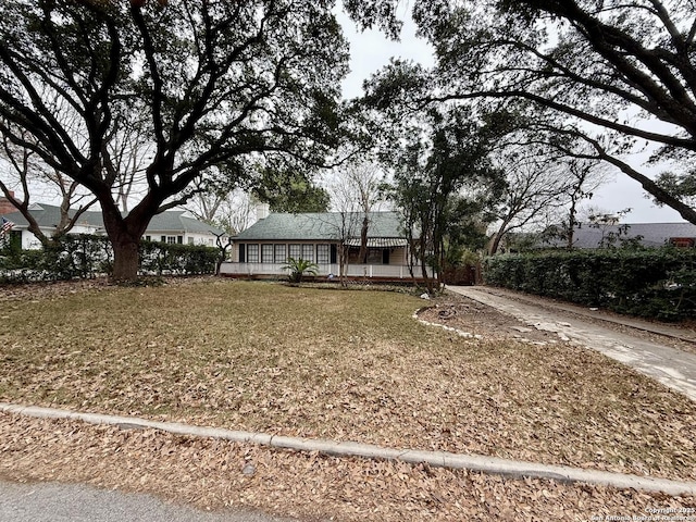 425 Canterbury Hill St, Terrell Hills, TX 78209 - ranch-style home with driveway