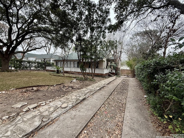 425 Canterbury Hill St, Terrell Hills, TX 78209 - view of front of home with fence and driveway