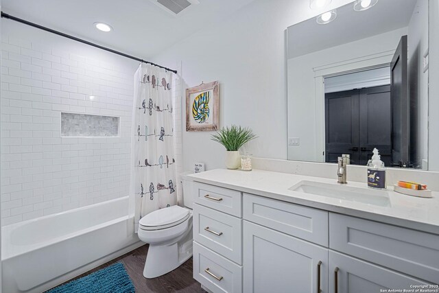 340 Warbler, Spring Branch, TX 78070 - bathroom featuring toilet, wood finished floors, vanity, shower / tub combo with curtain, and recessed lighting