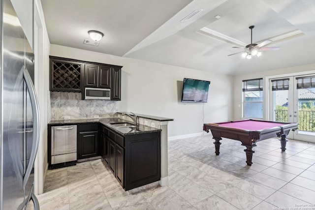 6327 Almeria Cir, San Antonio, TX 78257 - kitchen with stainless steel appliances, a sink, a raised ceiling, ceiling fan, and backsplash