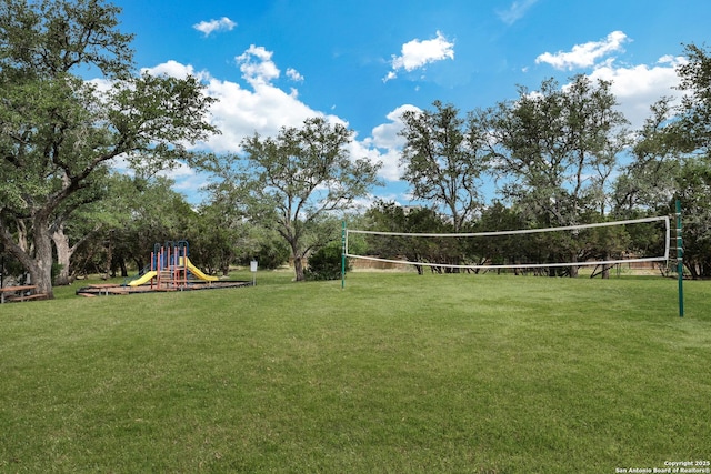 23534 Enchanted Bnd, San Antonio, TX 78260 - surrounding community featuring volleyball court and a yard