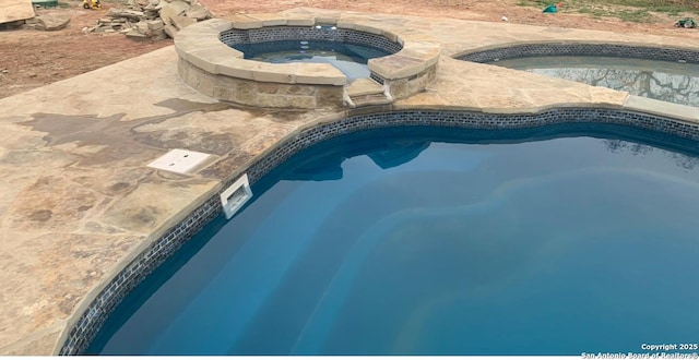 121 E Ashton, Floresville, TX 78114 - swimming pool with an in-ground hot tub