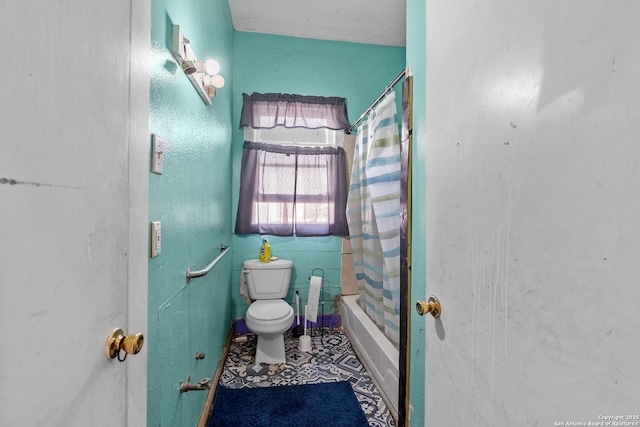 2606 W Travis St, San Antonio, TX 78207 - bathroom featuring toilet and shower / bath combo with shower curtain