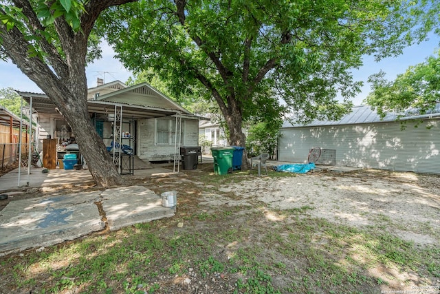 2606 W Travis St, San Antonio, TX 78207 - view of yard featuring fence