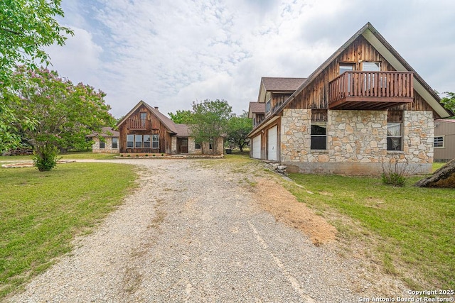 1 Carolyn Ln, Boerne, TX 78006 - view of front facade featuring stone siding, driveway, a front yard, and a balcony