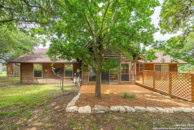 1 Carolyn Ln, Boerne, TX 78006 - back of property with a patio area