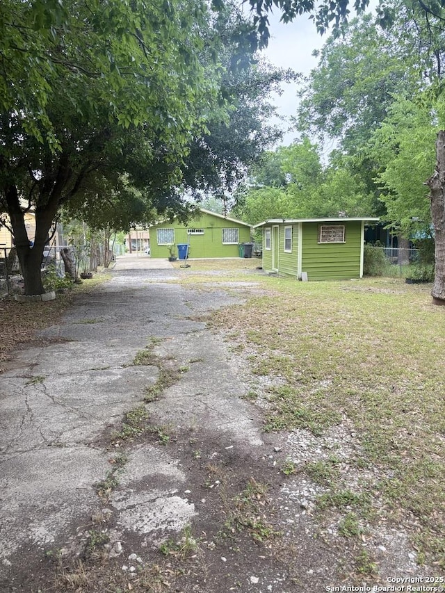 1238 Kendalia, San Antonio, TX 78224 - view of yard featuring driveway and an outbuilding