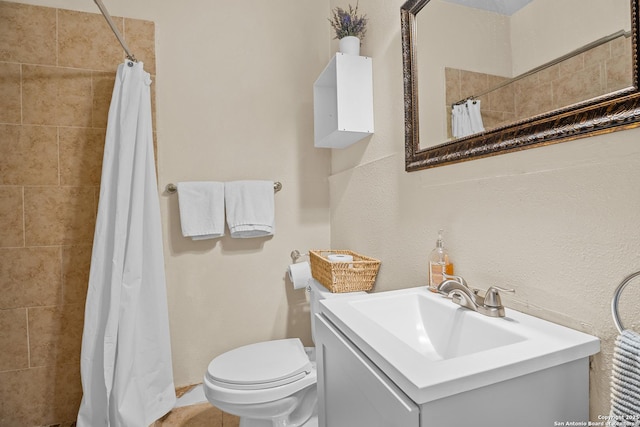 1726 Center, San Antonio, TX 78202 - full bath featuring tiled shower, toilet, and vanity