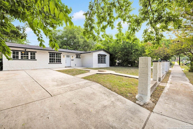 97 Denton, San Antonio, TX 78213 - ranch-style home with a front lawn