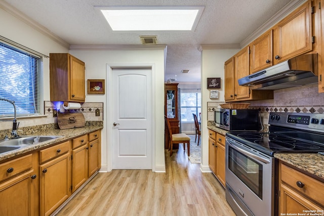 9618 Alderwood, San Antonio, TX 78250 - kitchen featuring stainless steel appliances, under cabinet range hood, a sink, a textured ceiling, and light wood finished floors