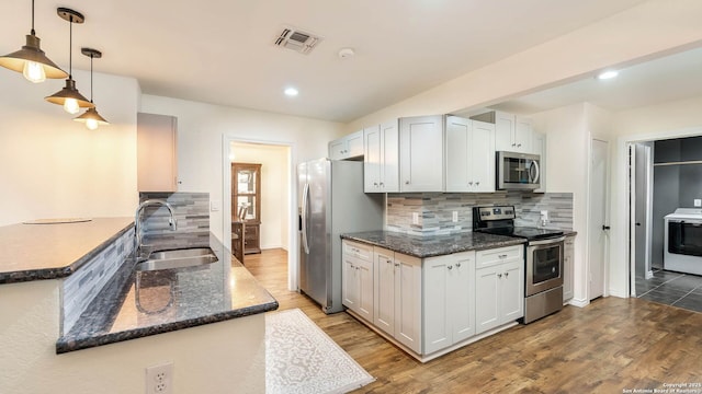 511 Serenade, San Antonio, TX 78216 - kitchen featuring stainless steel appliances, a sink, backsplash, wood finished floors, and recessed lighting