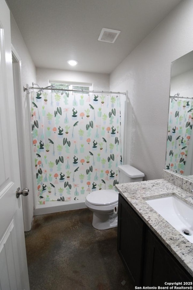 1349 Covered Wagon, Spring Branch, TX 78070 - bathroom featuring vanity, toilet, curtained shower, and recessed lighting