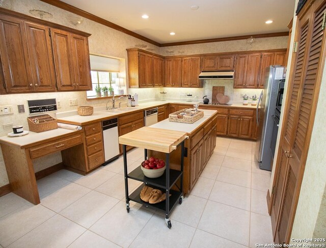 8333 Triple Crown, Boerne, TX 78015 - kitchen with under cabinet range hood, crown molding, freestanding refrigerator, light countertops, and backsplash