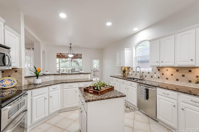 21746 Luisa, San Antonio, TX 78259 - kitchen with stainless steel appliances, a sink, backsplash, plenty of natural light, and recessed lighting
