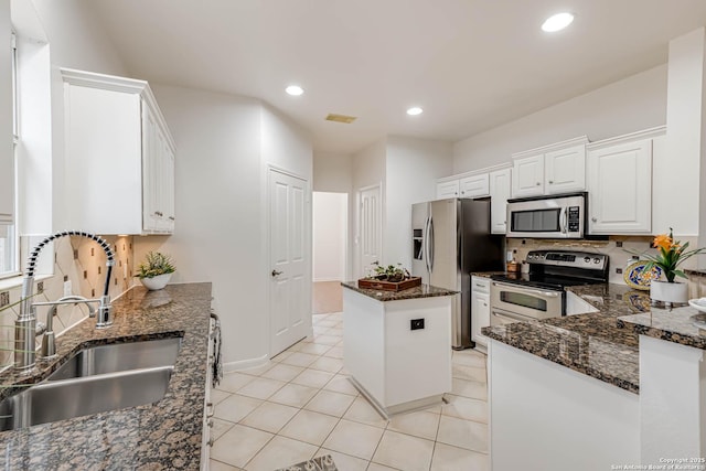 21746 Luisa, San Antonio, TX 78259 - kitchen with stainless steel appliances, a sink, a center island, backsplash, and dark stone countertops
