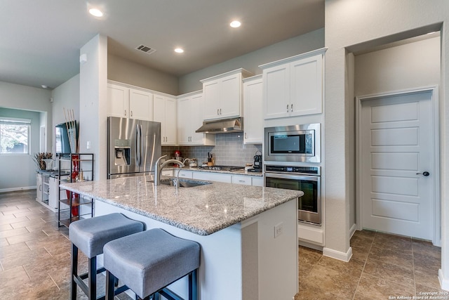 10250 Bricewood Pl, San Antonio, TX 78254 - kitchen featuring stainless steel appliances, under cabinet range hood, a sink, baseboards, and recessed lighting