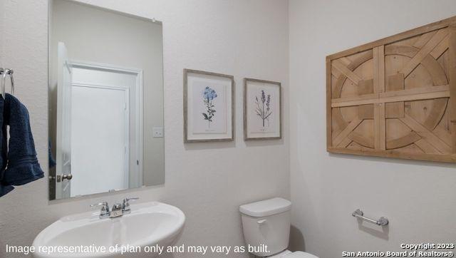 7222 Salado Creek Pkwy, San Antonio, TX 78222 - half bathroom featuring a sink and toilet