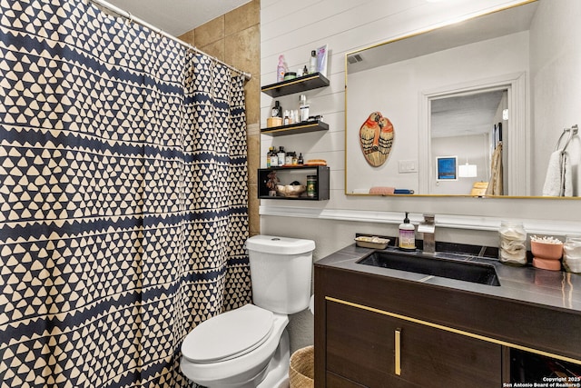 922 Sundance, New Braunfels, TX 78130 - full bathroom with toilet, vanity, and a shower with curtain