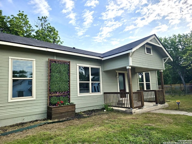 911 Florida, San Antonio, TX 78210 - view of front facade with a porch and a front lawn