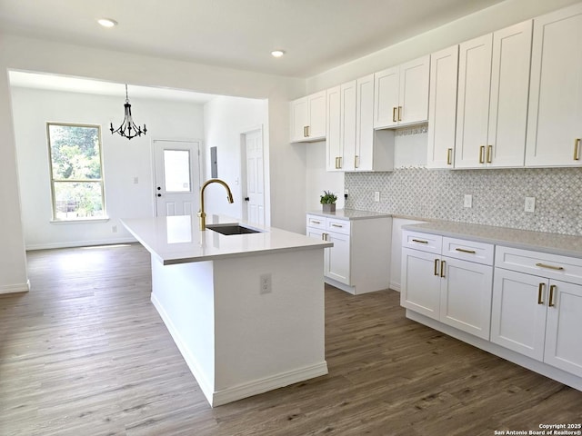 911 Florida, San Antonio, TX 78210 - kitchen featuring a sink, an island with sink, wood finished floors, backsplash, and recessed lighting