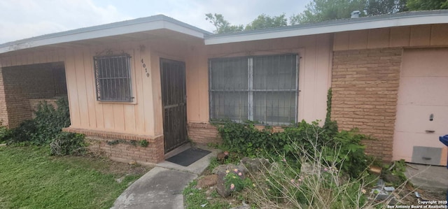 4010 Loop 410, San Antonio, TX 78229 - property entrance featuring brick siding