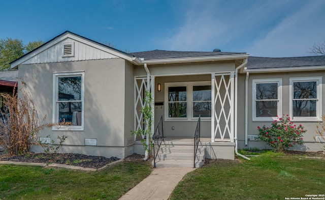 2411 W Huisache Ave, San Antonio, TX 78228 - bungalow-style home featuring a porch, a front yard, and stucco siding