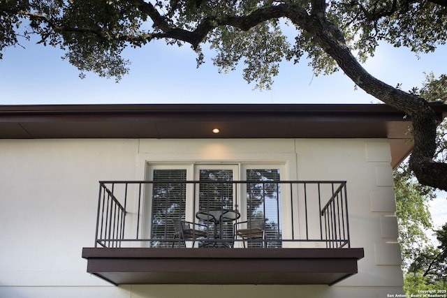 625 Paseo Canada, San Antonio, TX 78232 - property entrance with a balcony and stucco siding