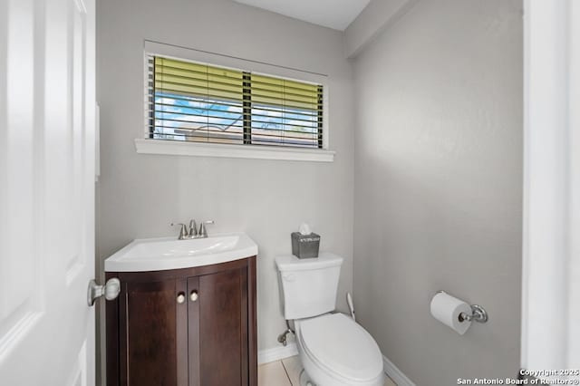 711 Cardinal Dr, Kerrville, TX 78028 - bathroom with toilet, vanity, and baseboards