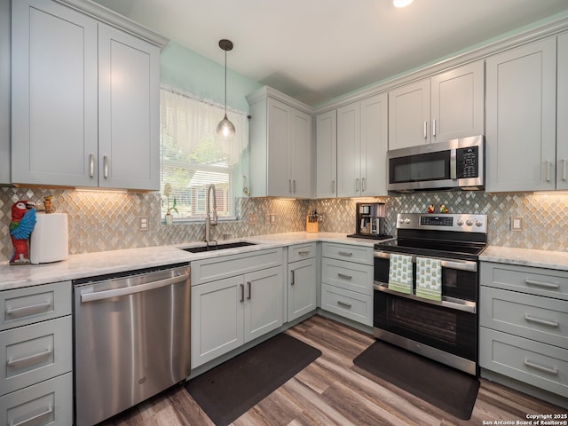 2872 Lakeview Dr, Canyon Lake, TX 78133 - kitchen featuring appliances with stainless steel finishes, a sink, gray cabinets, dark wood-style floors, and backsplash