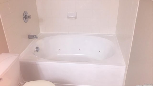 10047 Powderhouse Dr, San Antonio, TX 78239 - full bathroom featuring a tub with jets and toilet