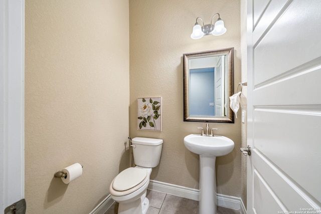 3122 Running Fawn, San Antonio, TX 78261 - bathroom with toilet, tile patterned flooring, baseboards, and a sink