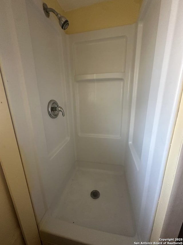 407 Westminster Ave, San Antonio, TX 78228 - full bath featuring a shower