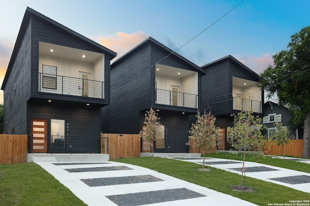 321 Porter St, San Antonio, TX 78210 - contemporary home with a balcony