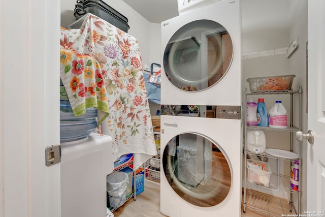 6022 Akin Pl, San Antonio, TX 78261 - laundry room featuring stacked washer / dryer