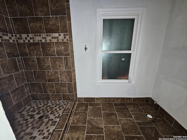 303 Cravens, San Antonio, TX 78223 - bathroom featuring a tile shower
