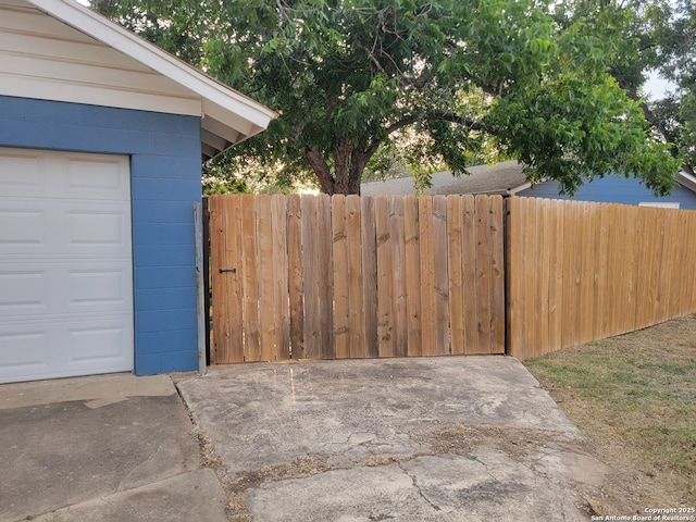 258 Galway, San Antonio, TX 78223 - view of garage