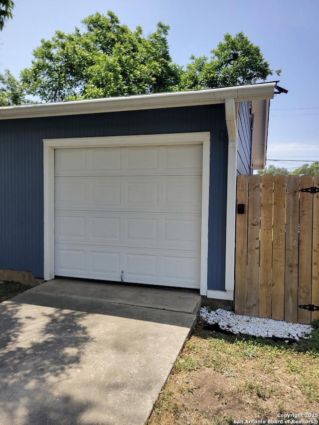258 Galway, San Antonio, TX 78223 - garage featuring driveway