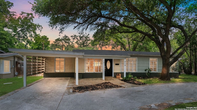 219 Ridgehaven, San Antonio, TX 78209 - ranch-style home featuring driveway and a lawn