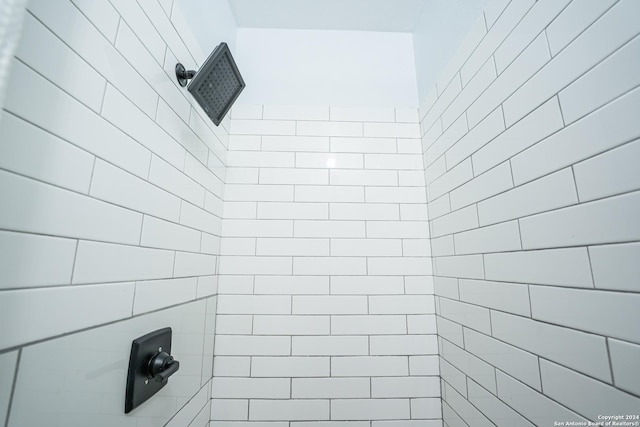 555 Hansford, San Antonio, TX 78210 - bathroom featuring a tile shower