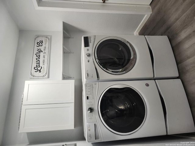 555 Hansford, San Antonio, TX 78210 - laundry area featuring estacked washer and dryer