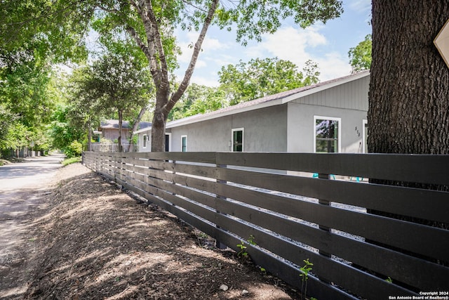 555 Hansford, San Antonio, TX 78210 - view of side of home with stucco siding
